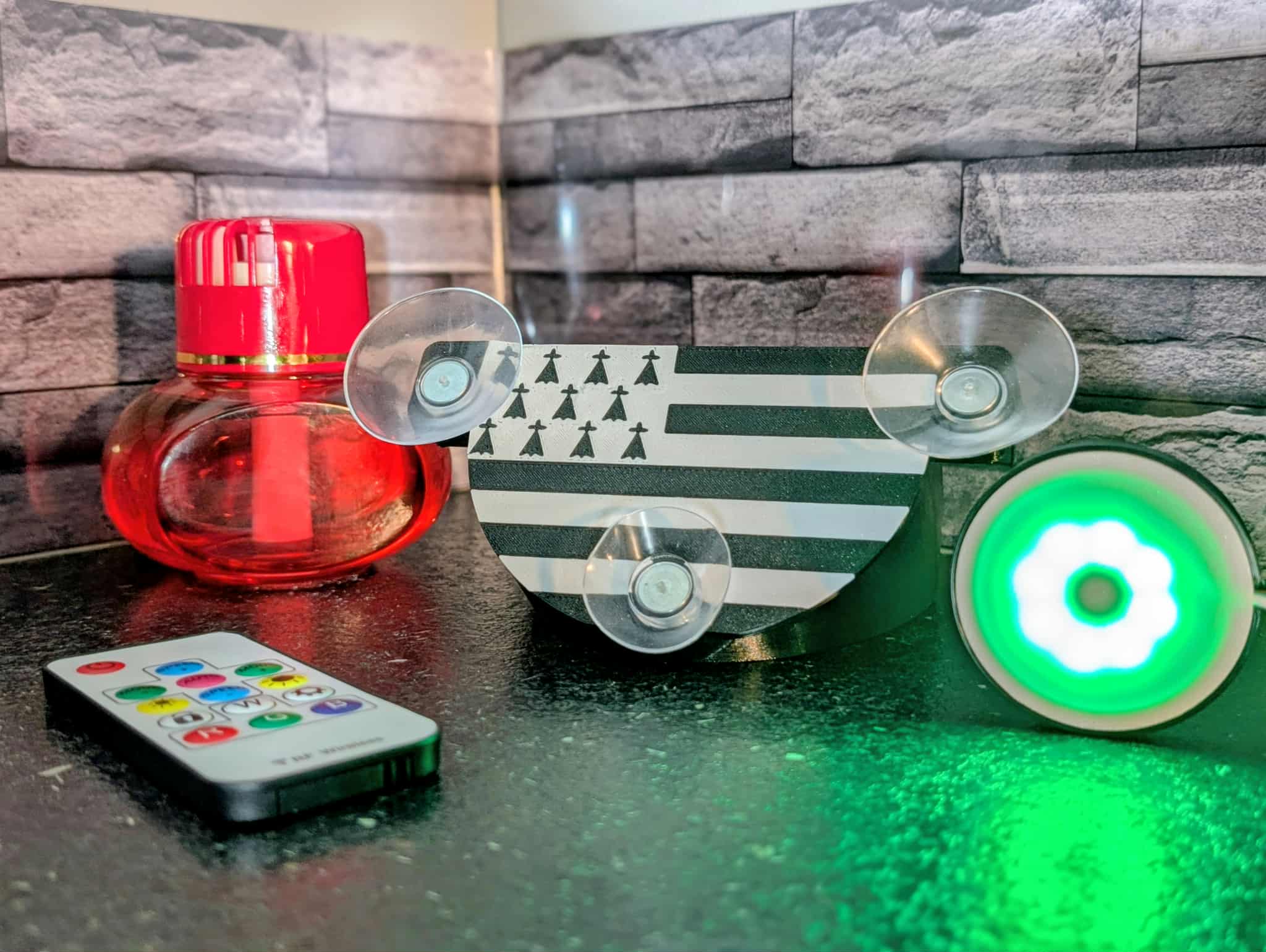 Support Poppy avec drapeau breton – Fixation ventouses & LED USB