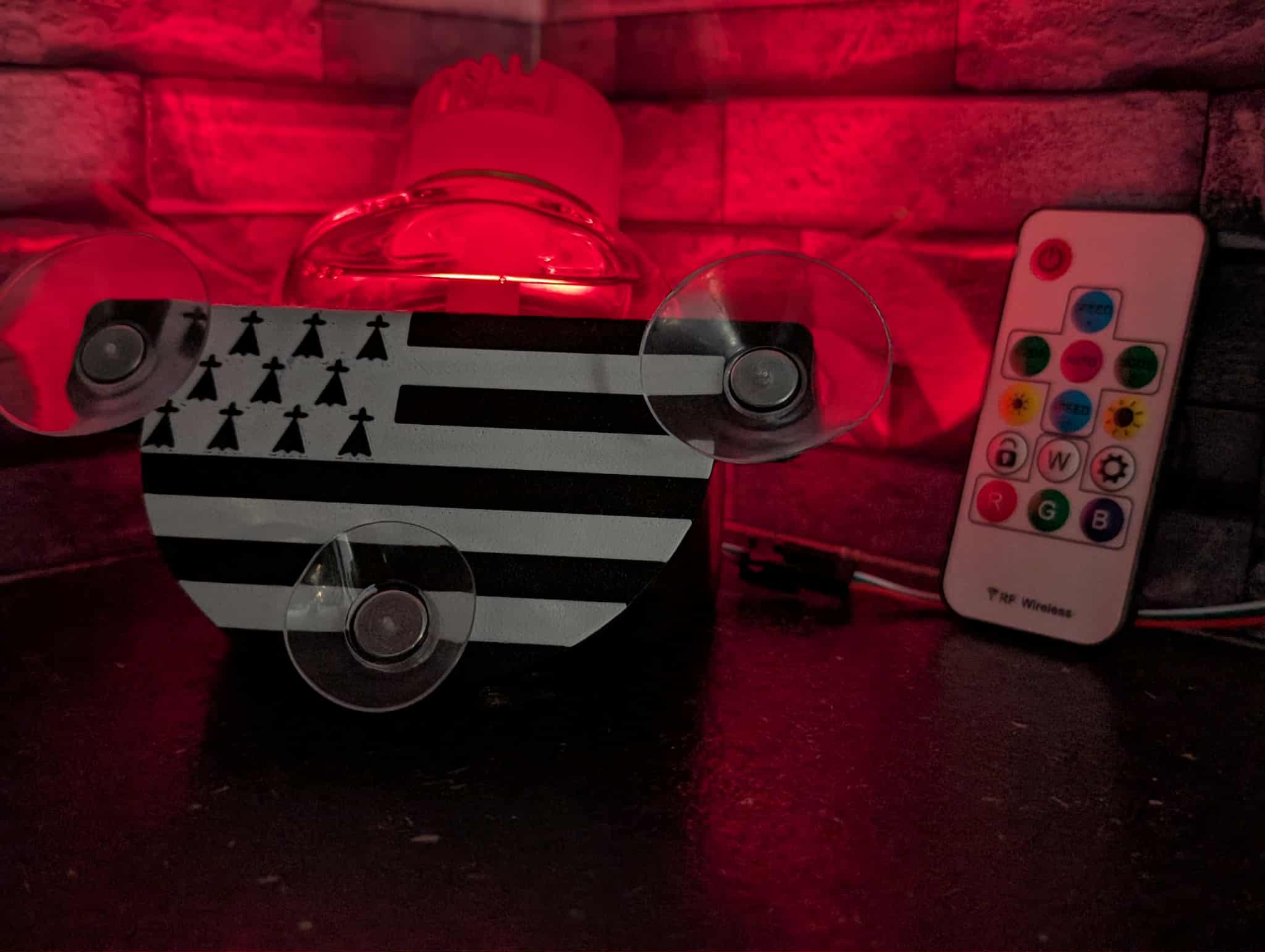 Support Poppy avec drapeau breton – Fixation ventouses & LED USB