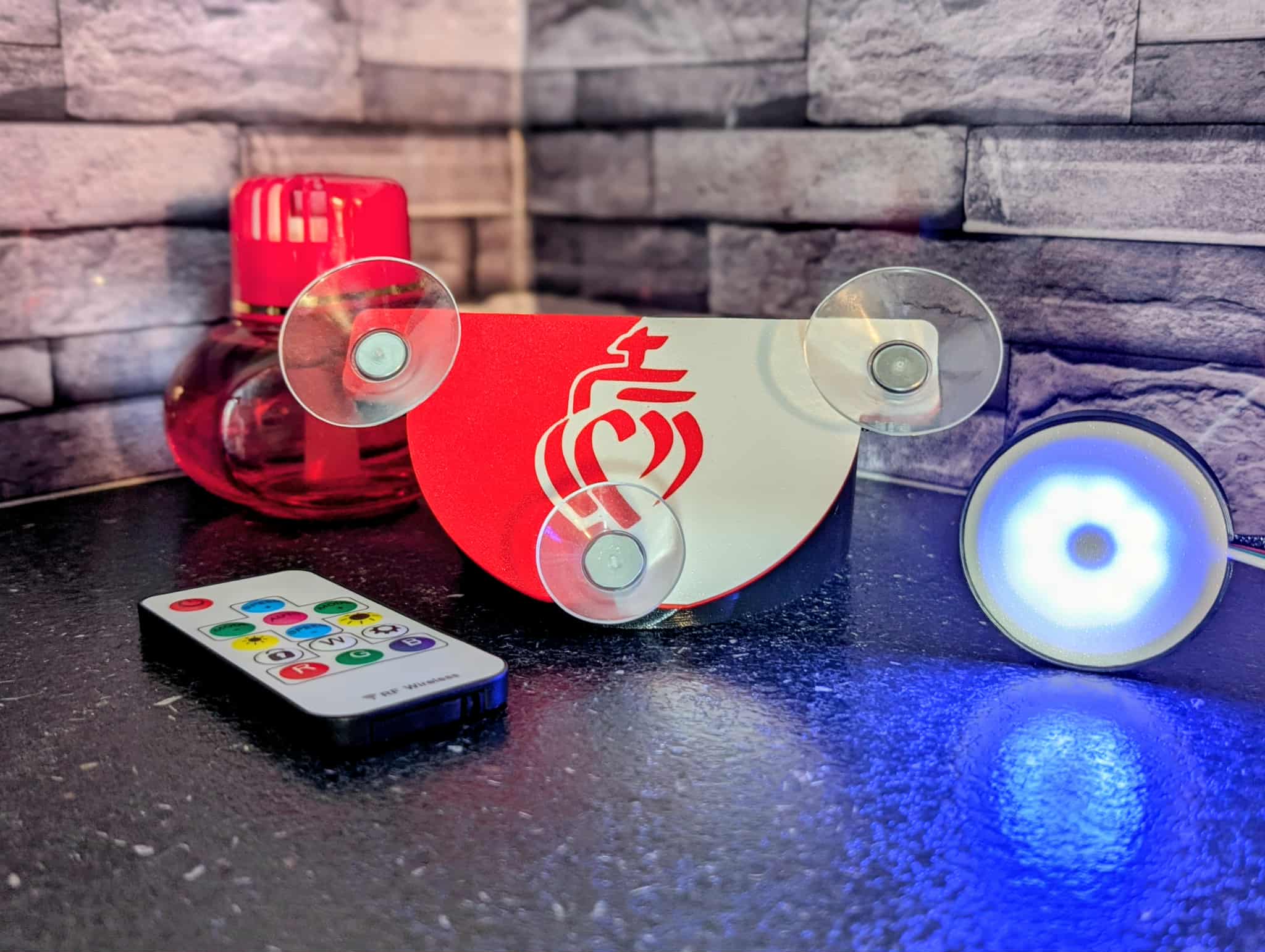 Support Poppy avec drapeau vendéen – Fixation ventouses & LED USB